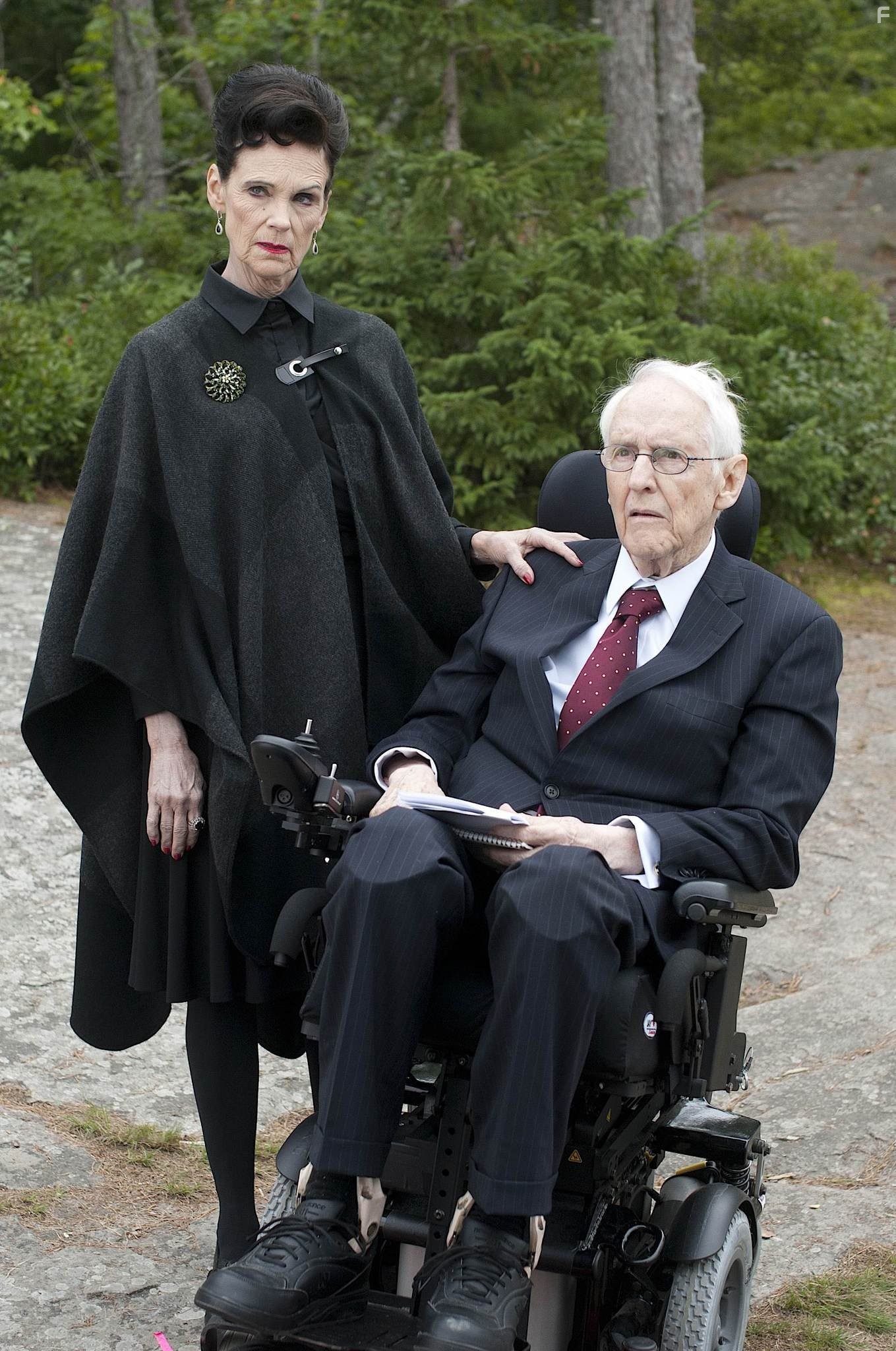 Deborah Grover and William Schallert in Мешок с костями (2011)