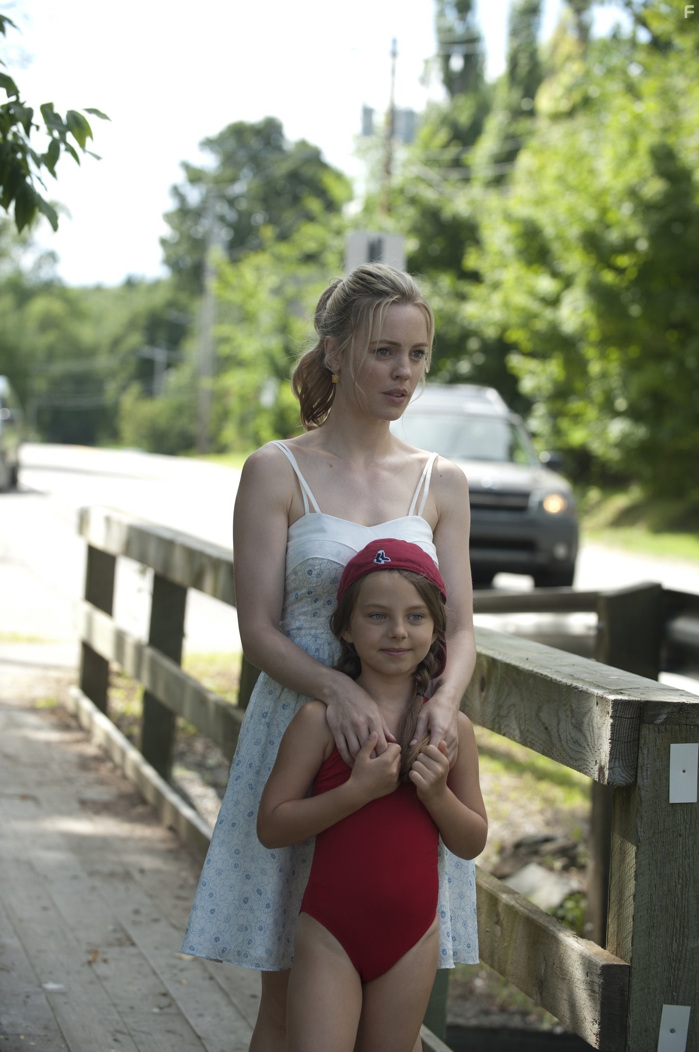 Melissa George and Caitlin Carmichael in Мешок с костями (2011)