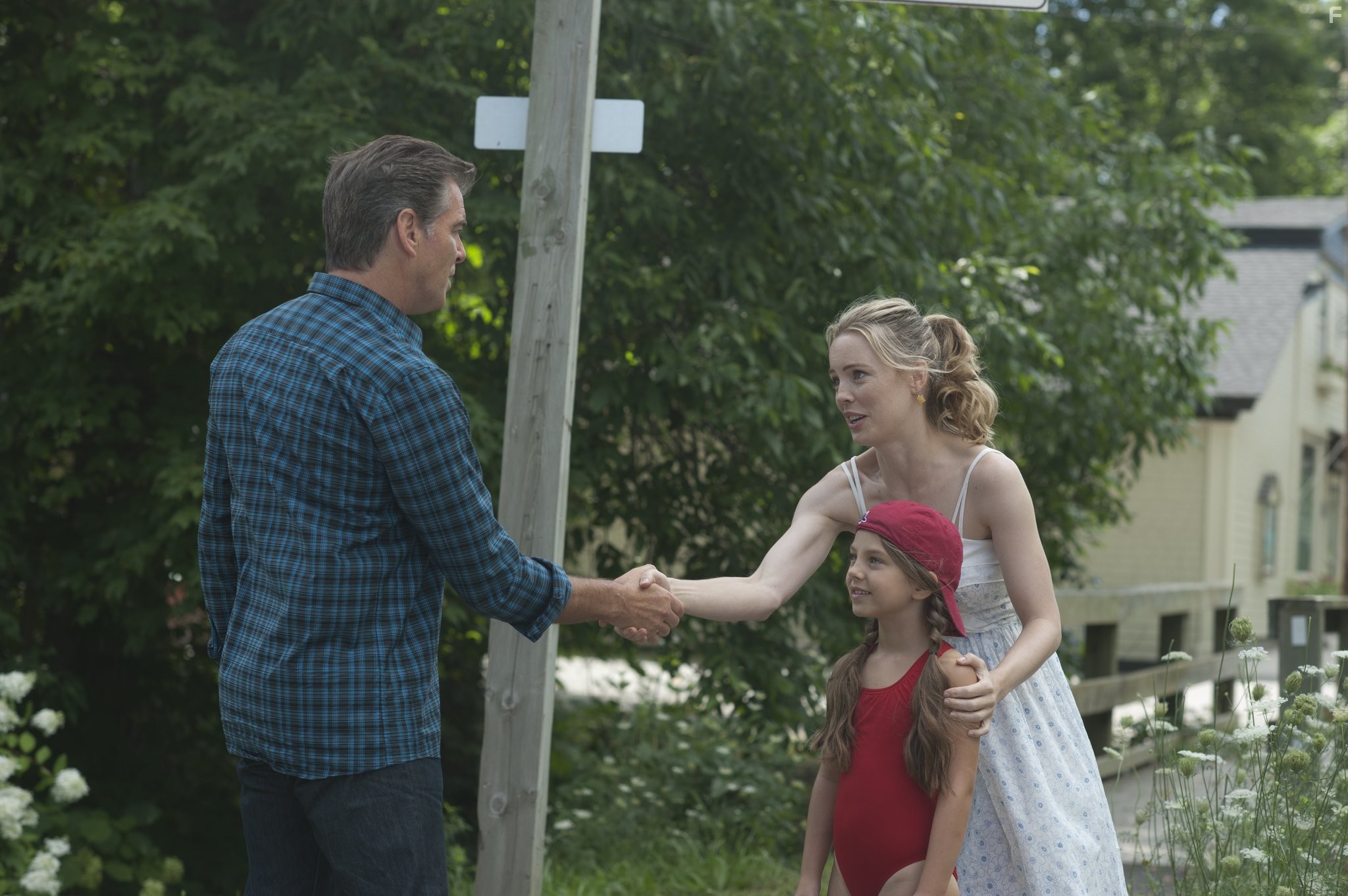 Pierce Brosnan, Melissa George, and Caitlin Carmichael in Мешок с костями (2011)