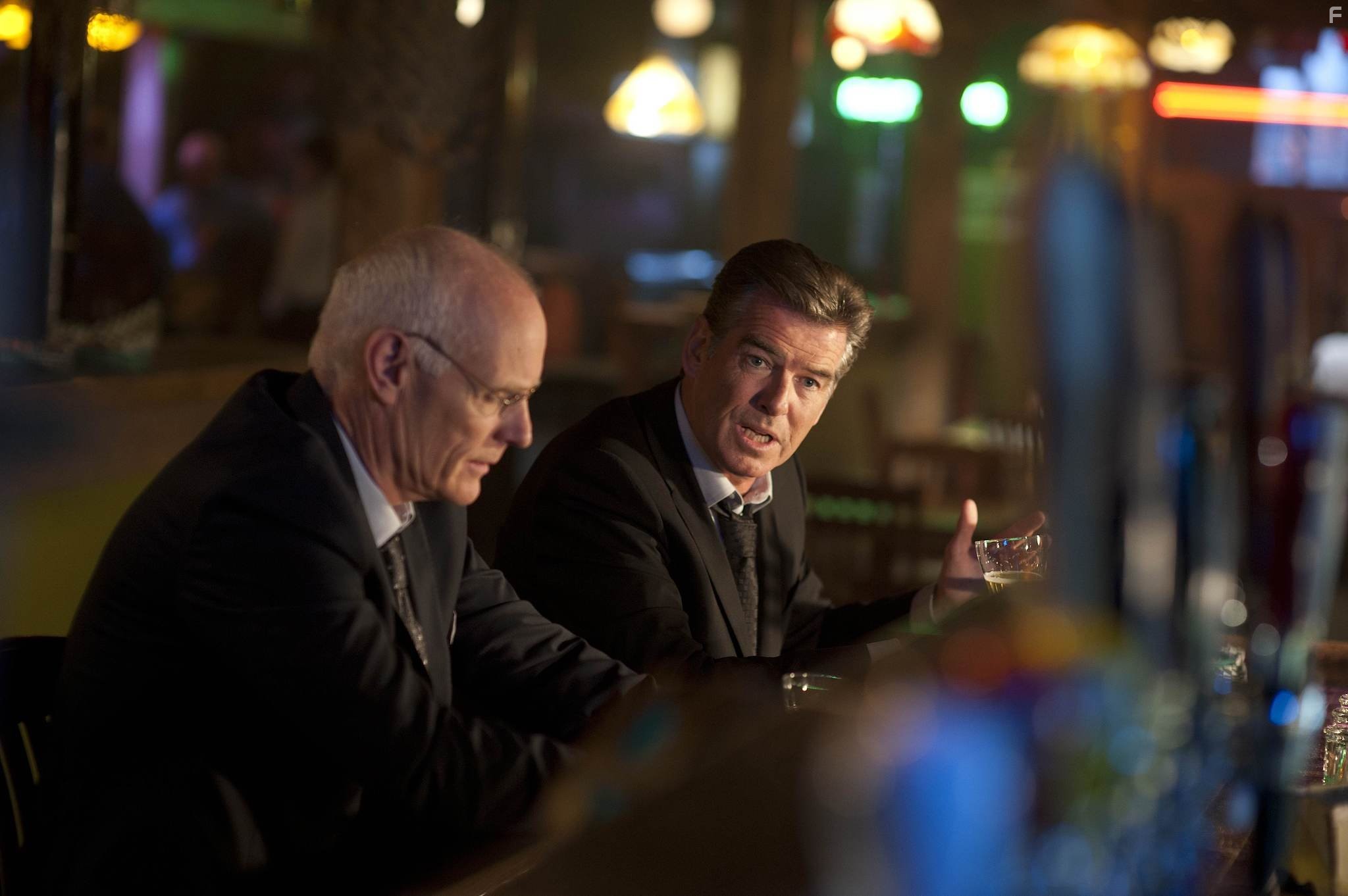 Pierce Brosnan and Matt Frewer in Мешок с костями (2011)