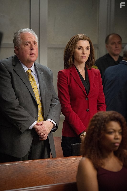 Julianna Margulies and Rob Bartlett in Правильная жена (2009)