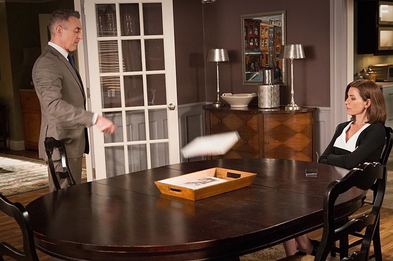 Julianna Margulies and Alan Cumming in Правильная жена (2009)