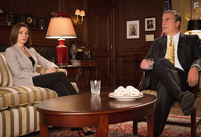 Julianna Margulies and Chris Noth in Правильная жена (2009)