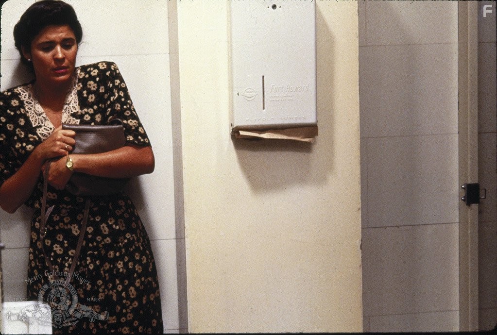 Maria Conchita Alonso in Поцелуй вампира (1988)