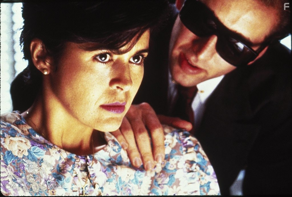 Nicolas Cage and Maria Conchita Alonso in Поцелуй вампира (1988)