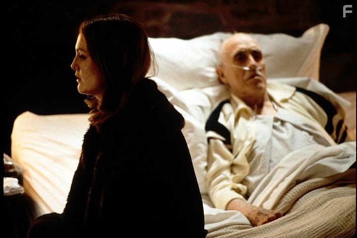 Julianne Moore and Jason Robards in Магнолия (1999)