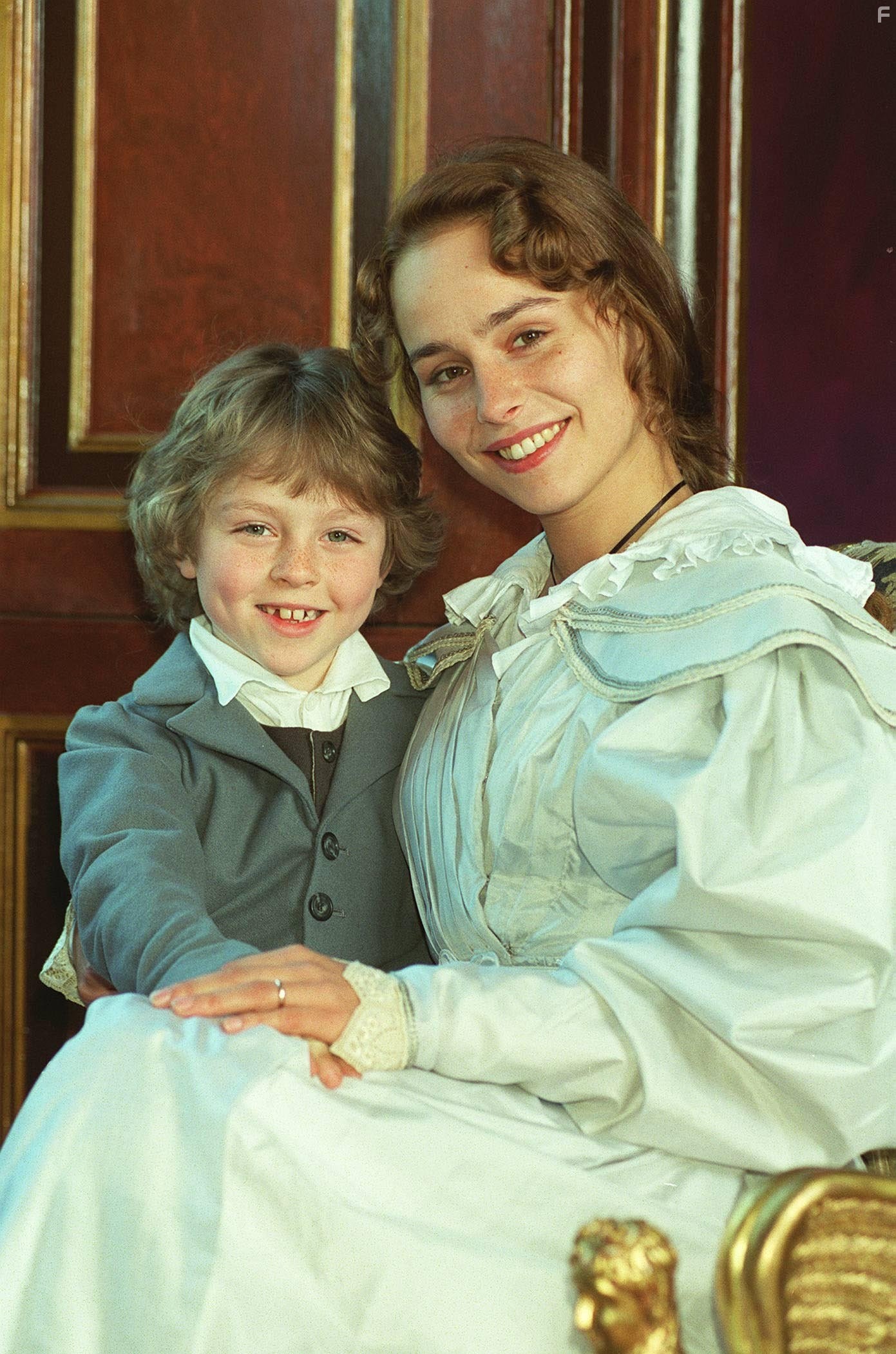 Tara Fitzgerald and Jackson Leach in Незнакомка из Уайлдфелл-Холла (1996)