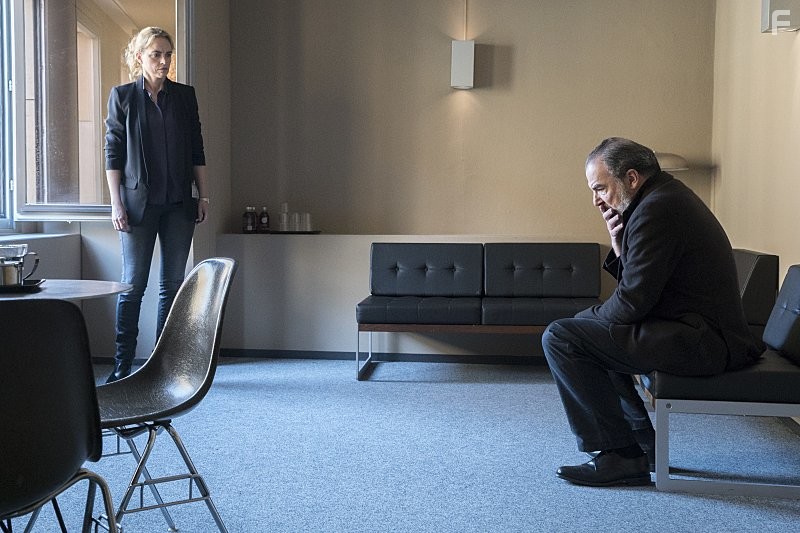 Mandy Patinkin and Nina Hoss in Родина (2011)