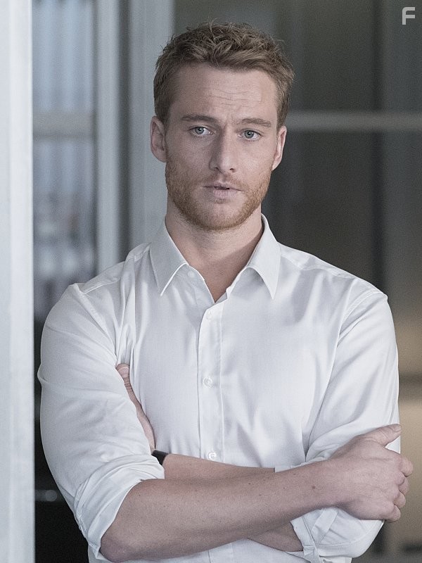 Alexander Fehling in Родина (2011)