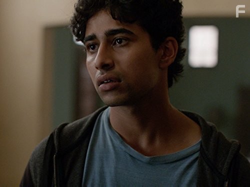 Suraj Sharma in Родина (2011)