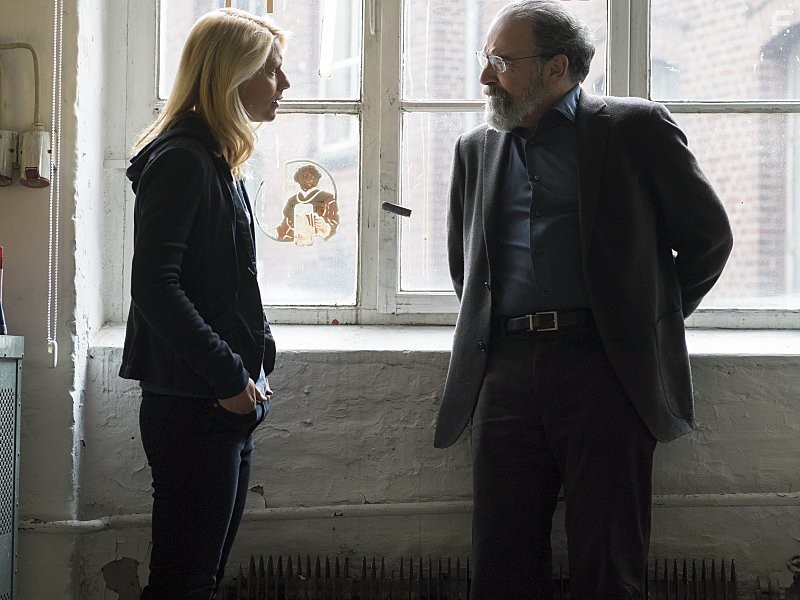 Claire Danes and Mandy Patinkin in Родина (2011)