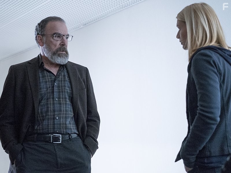 Claire Danes and Mandy Patinkin in Родина (2011)