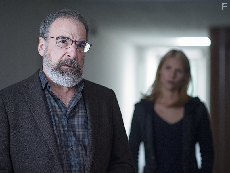 Claire Danes and Mandy Patinkin in Родина (2011)