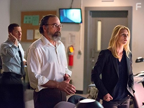 Claire Danes, Mandy Patinkin, and Tim Guinee in Родина (2011)