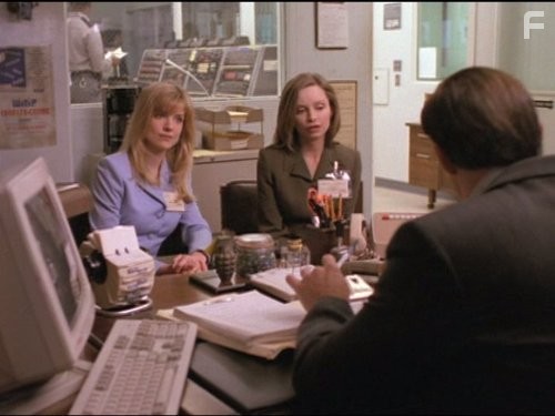 Calista Flockhart and Courtney Thorne-Smith in Элли МакБил (1997)
