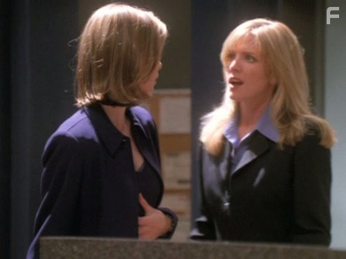 Calista Flockhart and Courtney Thorne-Smith in Элли МакБил (1997)