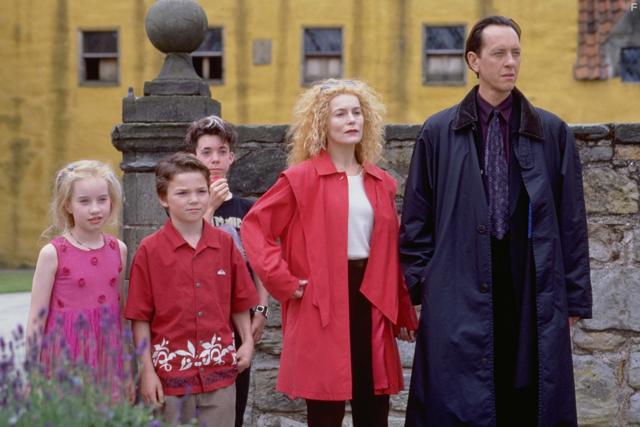 Alice Krige, Richard E. Grant, Anna Popplewell, and Rollo Weeks in Вампиреныш (2000)