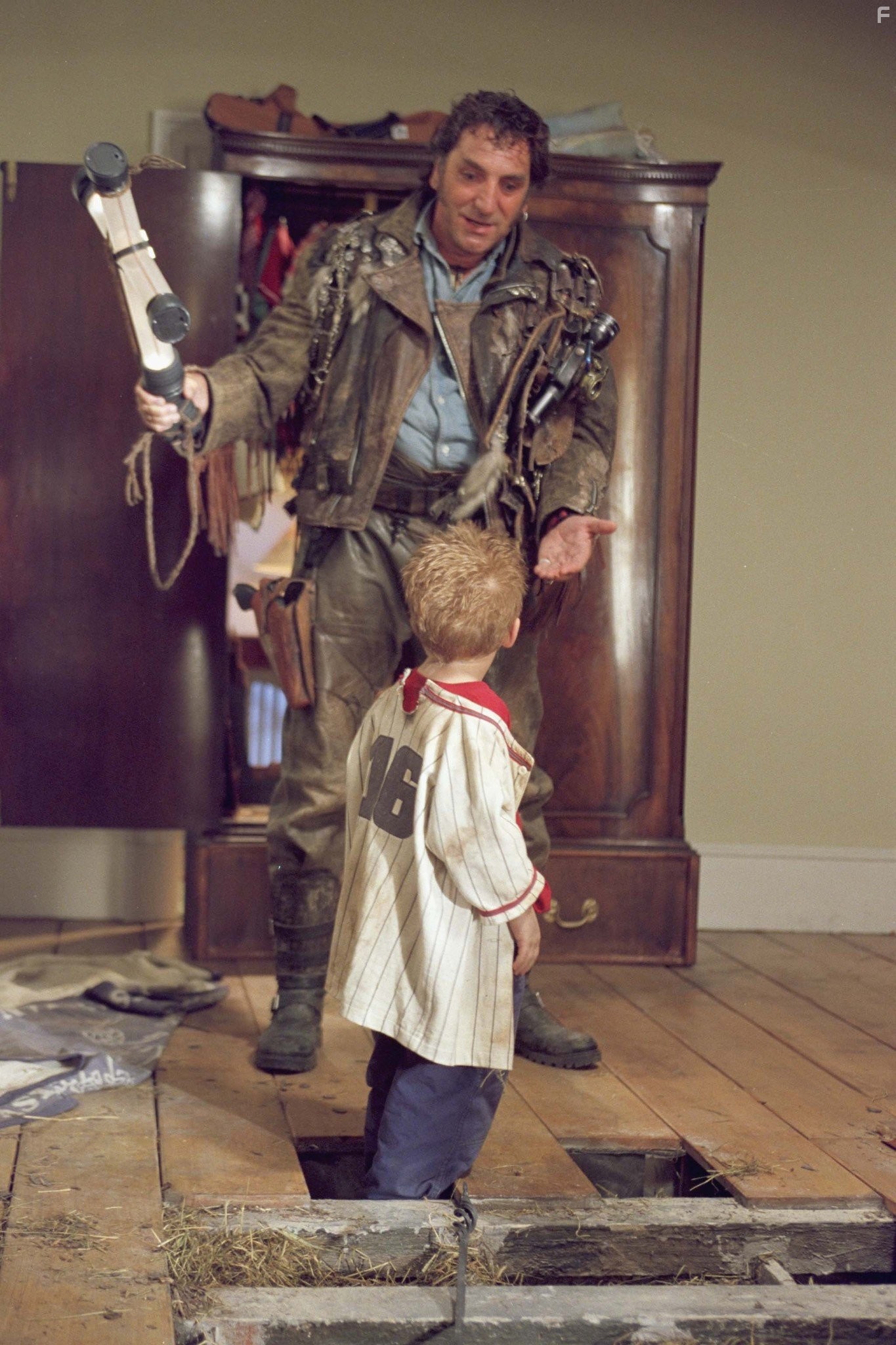 Jonathan Lipnicki and Jim Carter in Вампиреныш (2000)