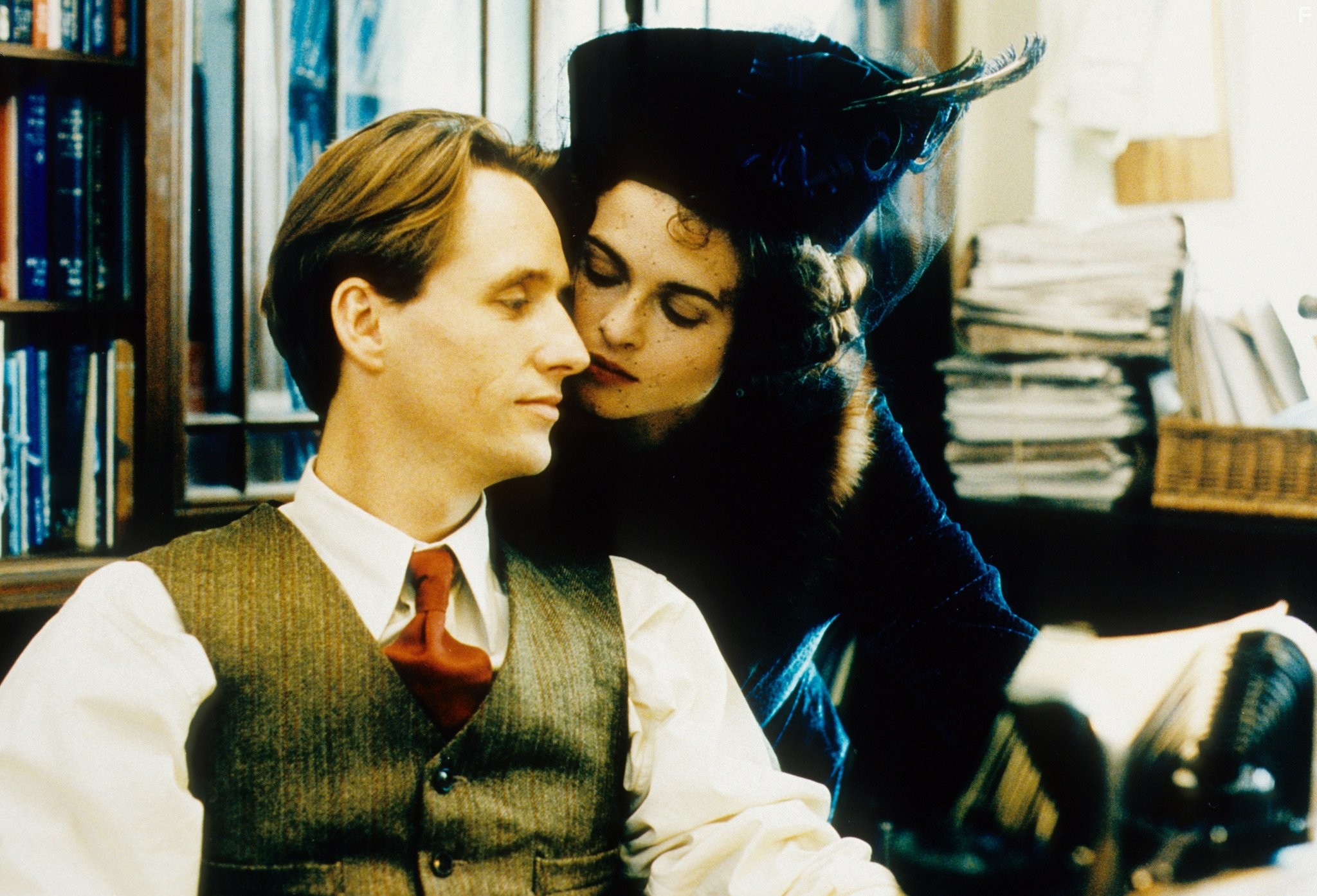 Helena Bonham Carter and Linus Roache in Крылья голубки (1997)