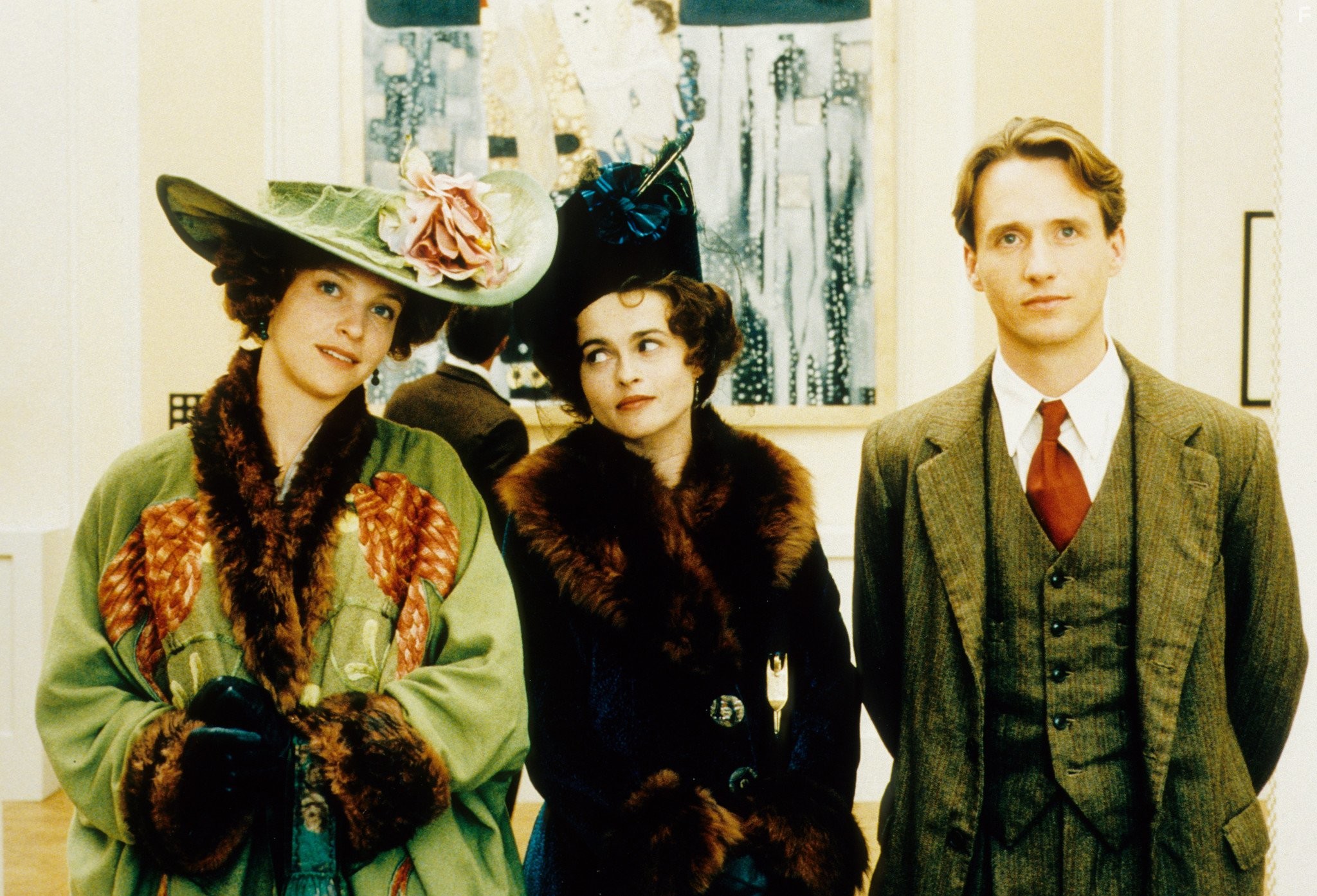 Helena Bonham Carter, Alison Elliott, and Linus Roache in Крылья голубки (1997)