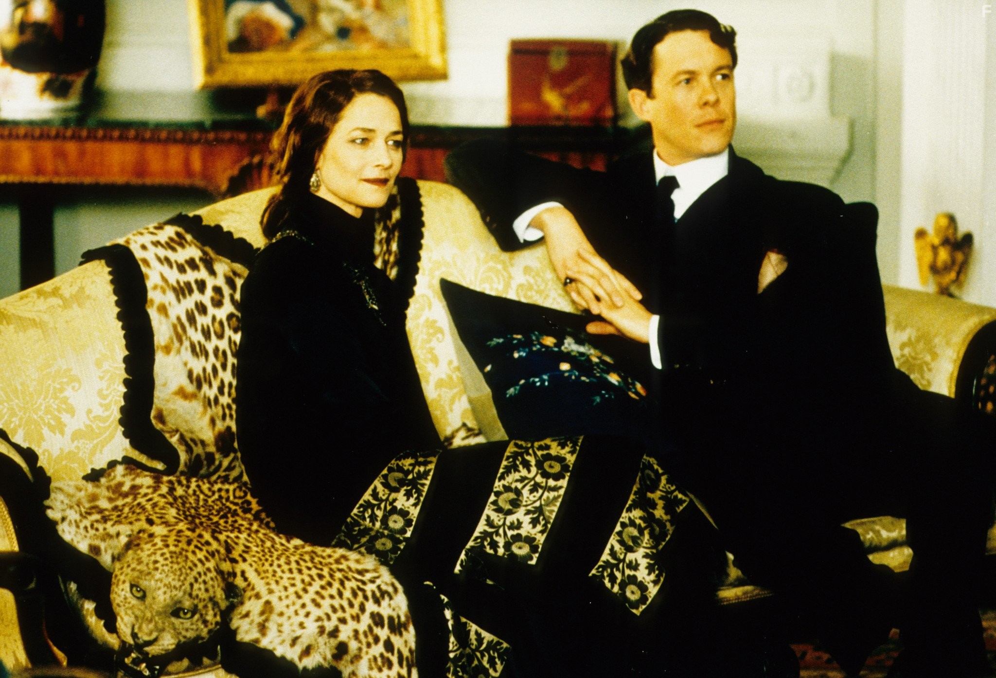 Charlotte Rampling and Alex Jennings in Крылья голубки (1997)