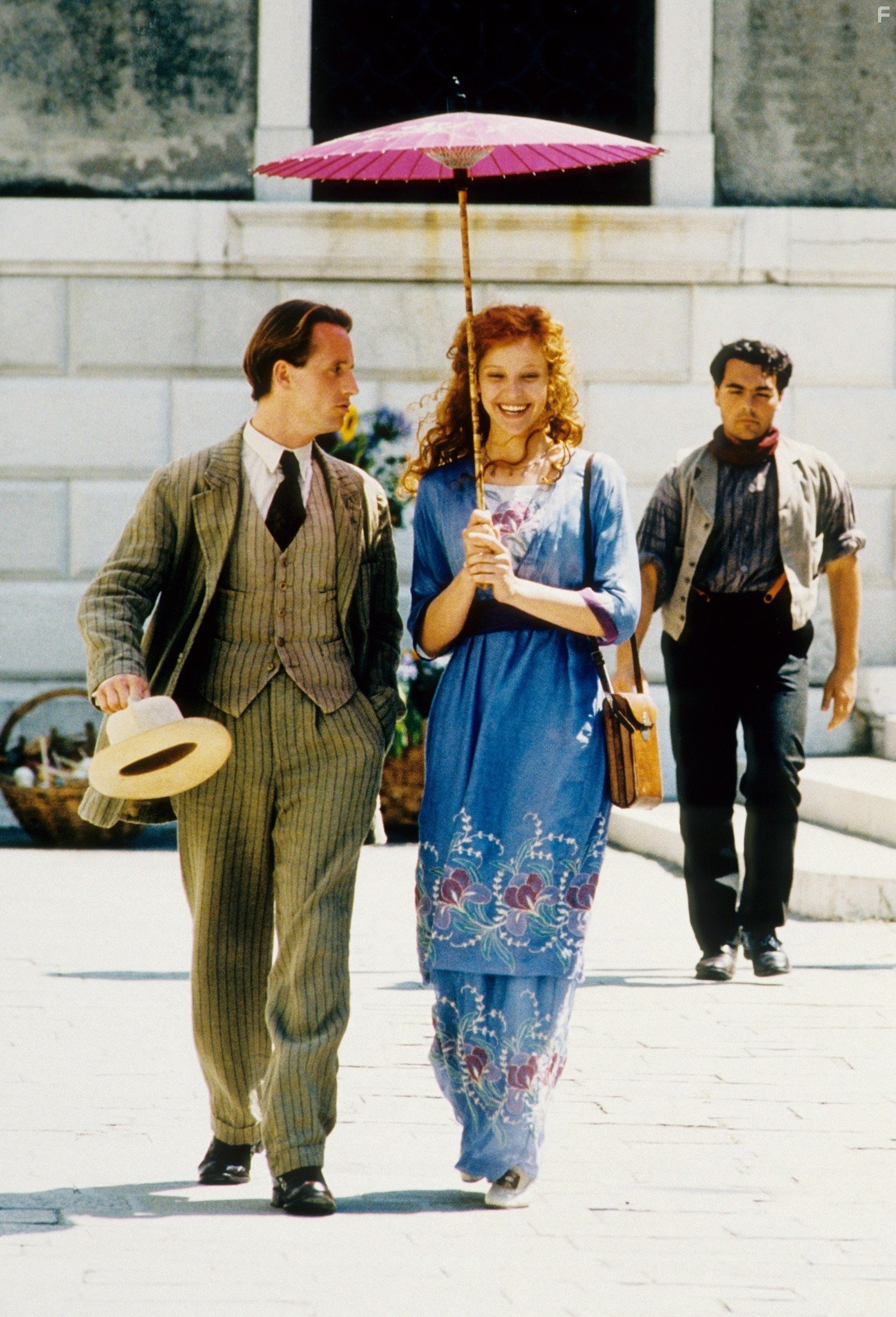 Alison Elliott and Linus Roache in Крылья голубки (1997)