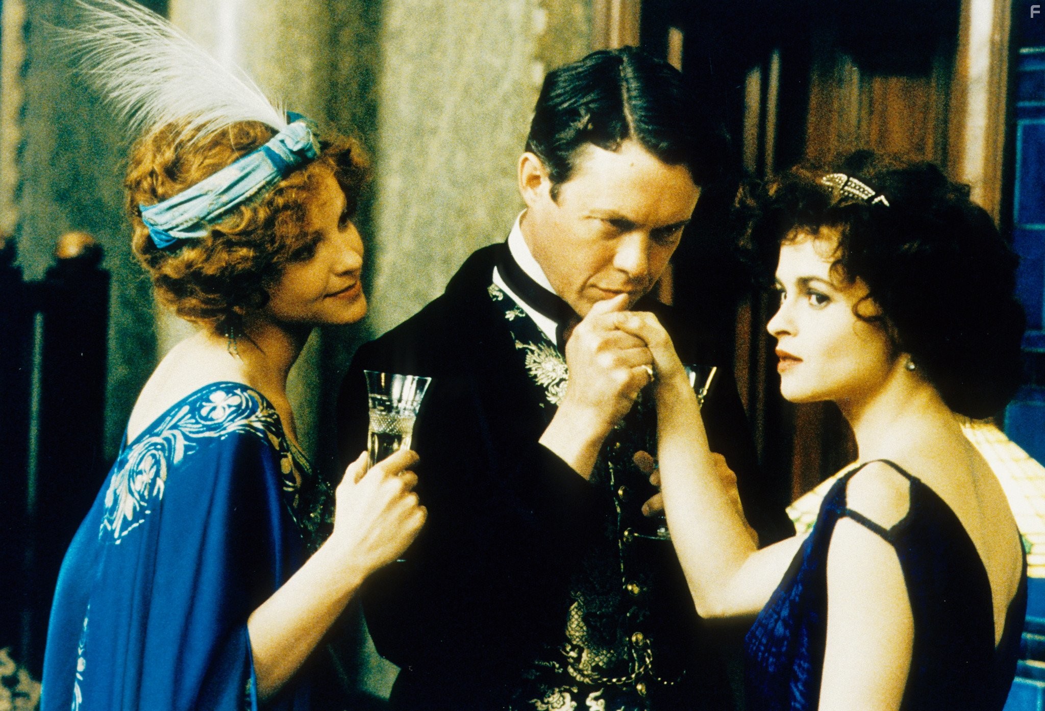 Helena Bonham Carter, Alison Elliott, and Alex Jennings in Крылья голубки (1997)