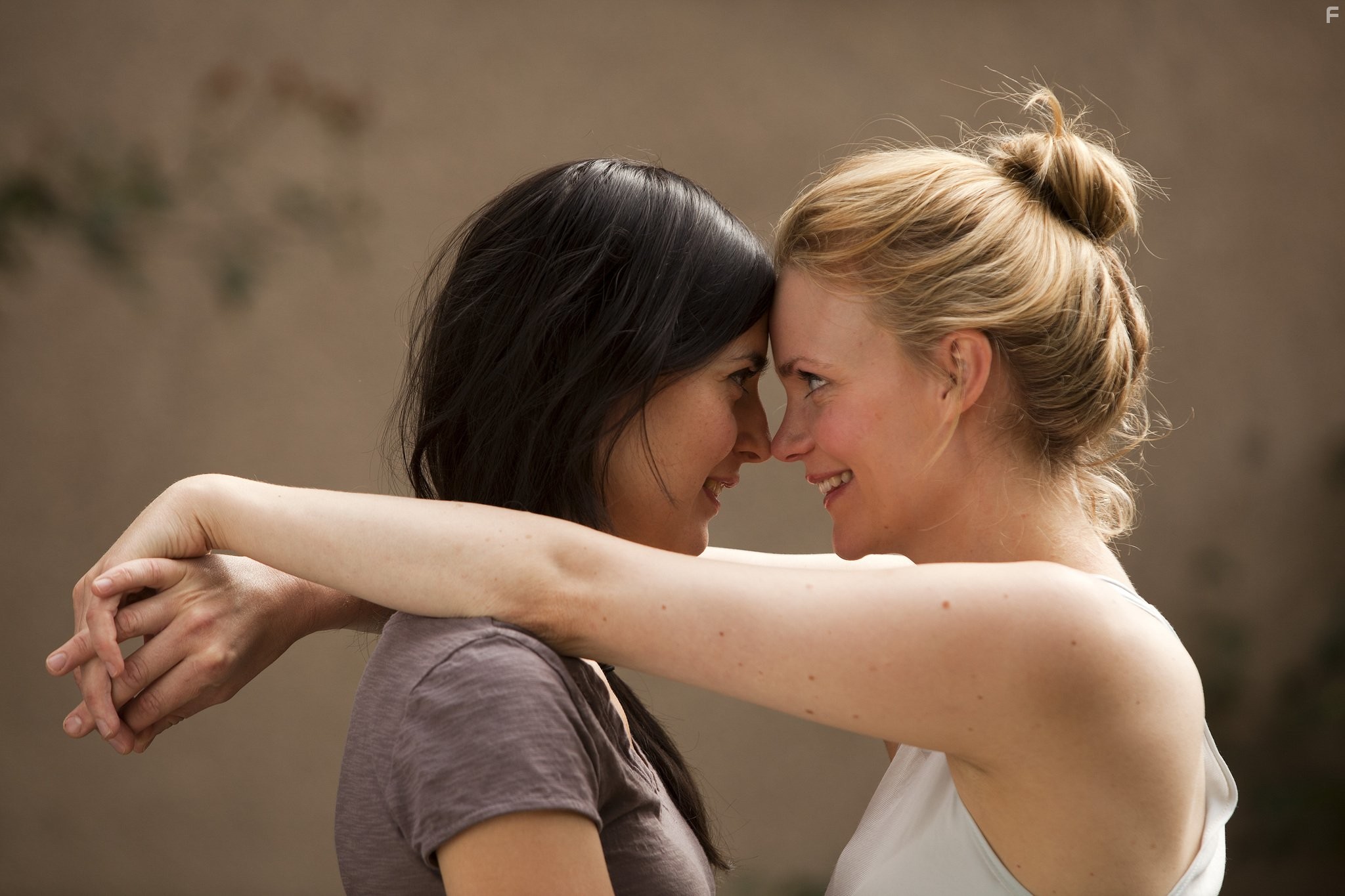 Liv Mj?nes and Ruth Vega Fernandez in Поцелуй меня (2011)