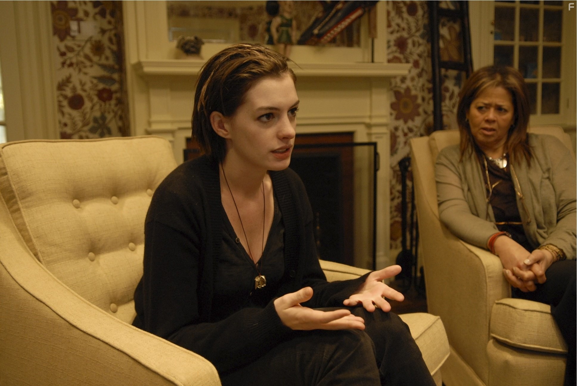 Anne Hathaway and Anna Deavere Smith in Рэйчел выходит замуж (2008)