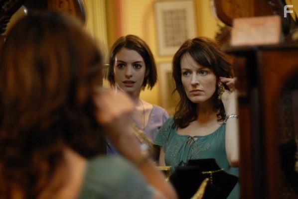 Anne Hathaway and Rosemarie DeWitt in Рэйчел выходит замуж (2008)