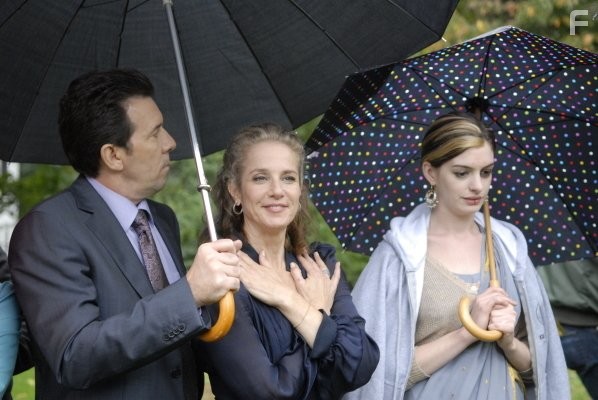 Debra Winger and Anne Hathaway in Рэйчел выходит замуж (2008)