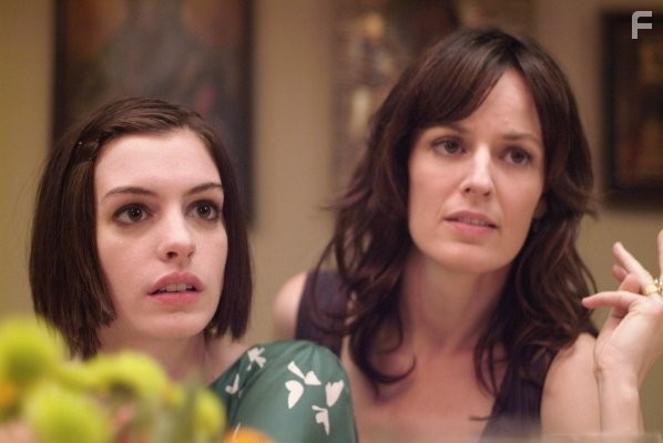 Anne Hathaway and Rosemarie DeWitt in Рэйчел выходит замуж (2008)