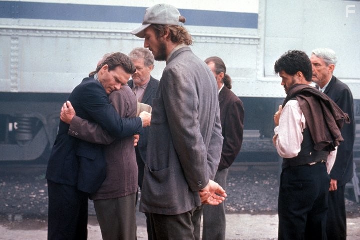 Liam Neeson and Patrick Swayze in Ближайший родственник (1989)