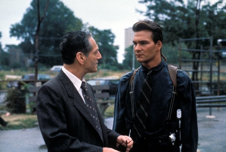 Patrick Swayze and Valentino Cimo in Ближайший родственник (1989)