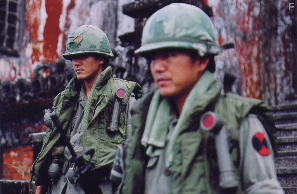 Byung-ho Son and Woo-seong Kam in Точка R (2004)