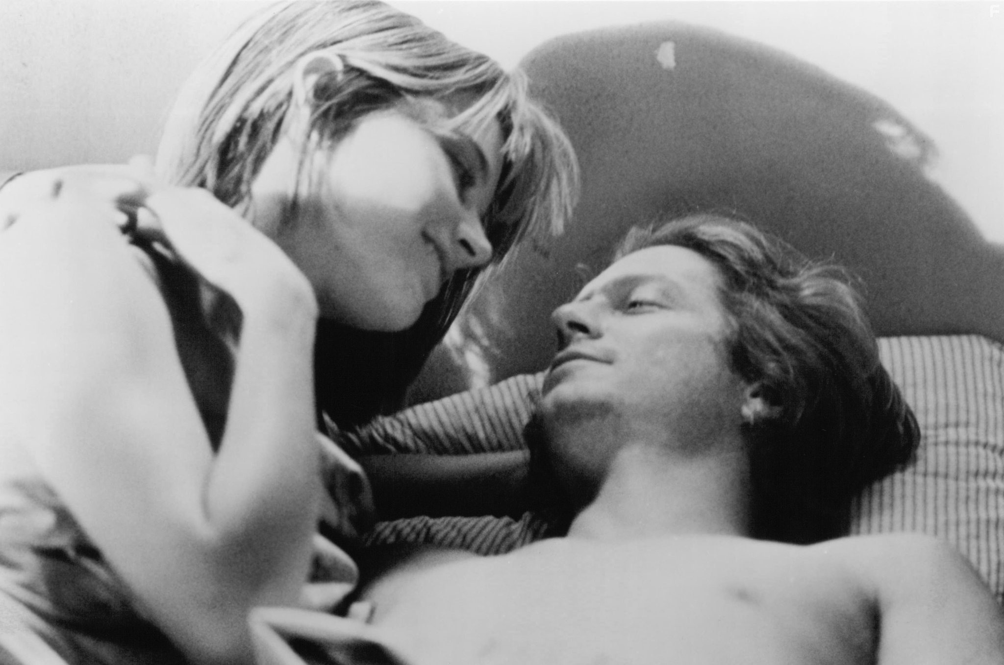 Bridget Fonda and Eric Stoltz in Взрослая жизнь (1993)