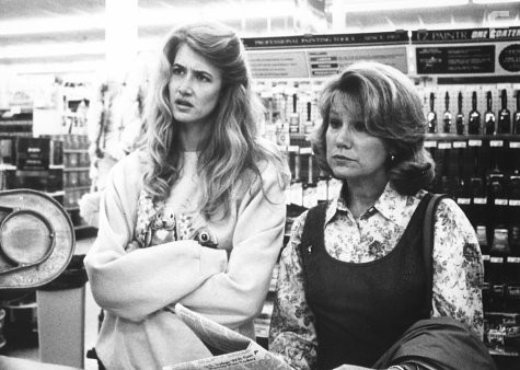 Laura Dern and Mary Kay Place in Гражданка Рут (1996)