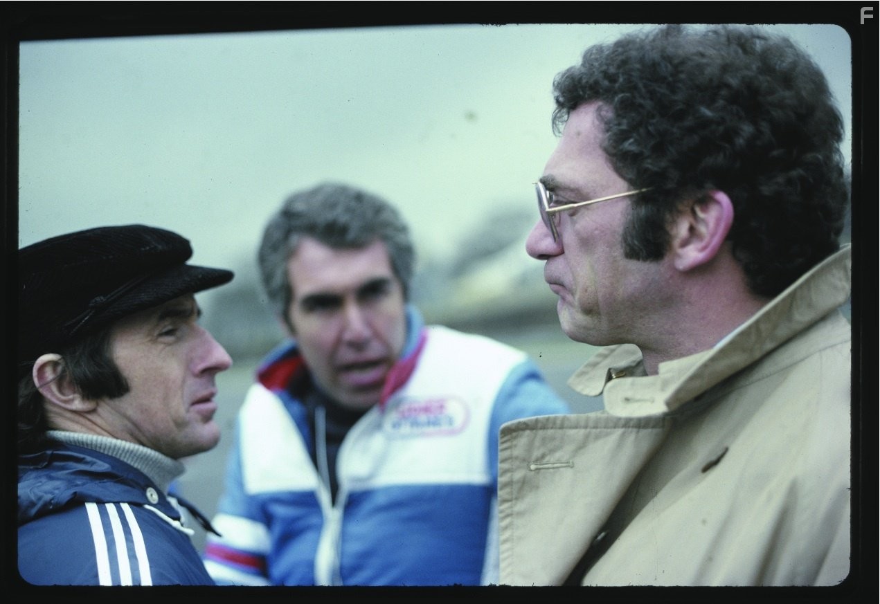 Sydney Pollack and Jackie Stewart in Жизнь взаймы (1977)