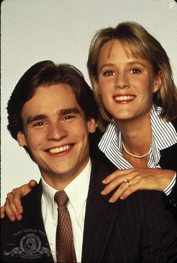 Robert Sean Leonard and Mary Stuart Masterson in Married to It (1991)