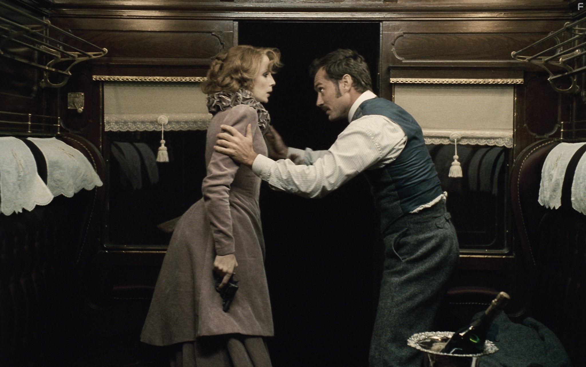 Jude Law and Kelly Reilly in Шерлок Холмс: Игра теней (2011)