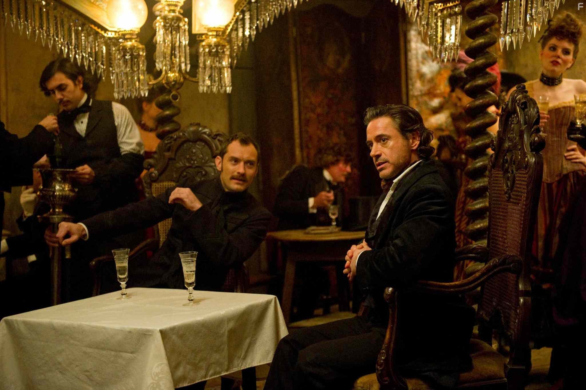 Jude Law and Robert Downey Jr. in Шерлок Холмс: Игра теней (2011)