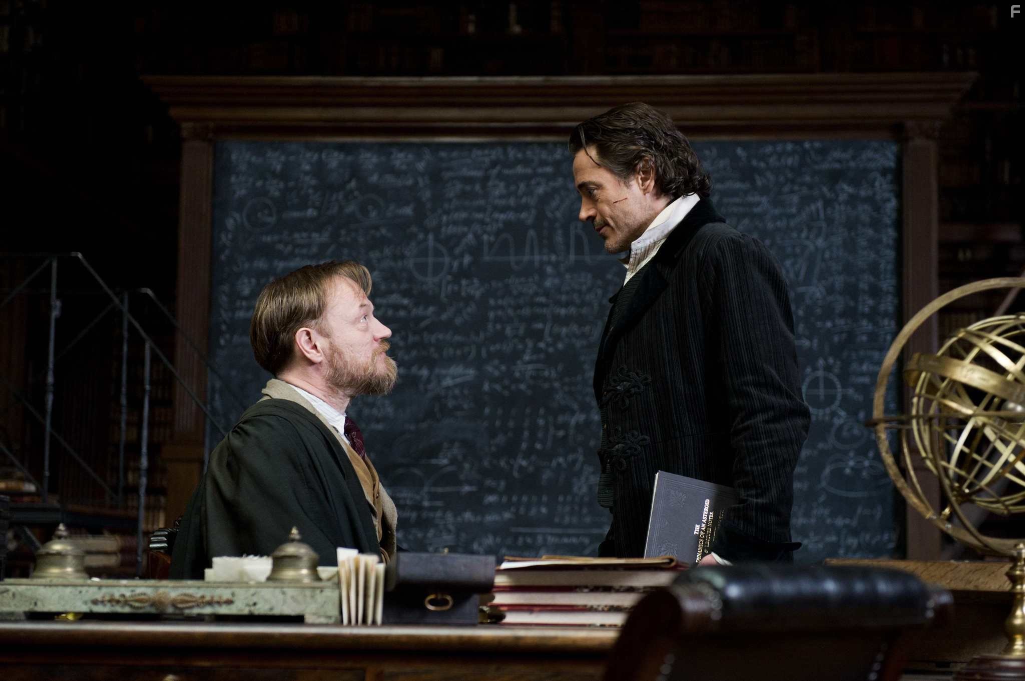Robert Downey Jr. and Jared Harris in Шерлок Холмс: Игра теней (2011)