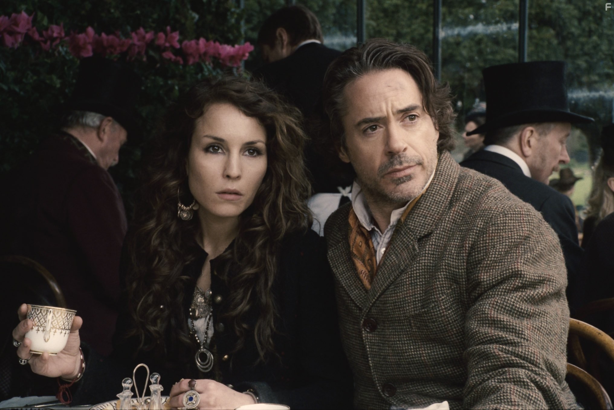 Robert Downey Jr. and Noomi Rapace in Шерлок Холмс: Игра теней (2011)