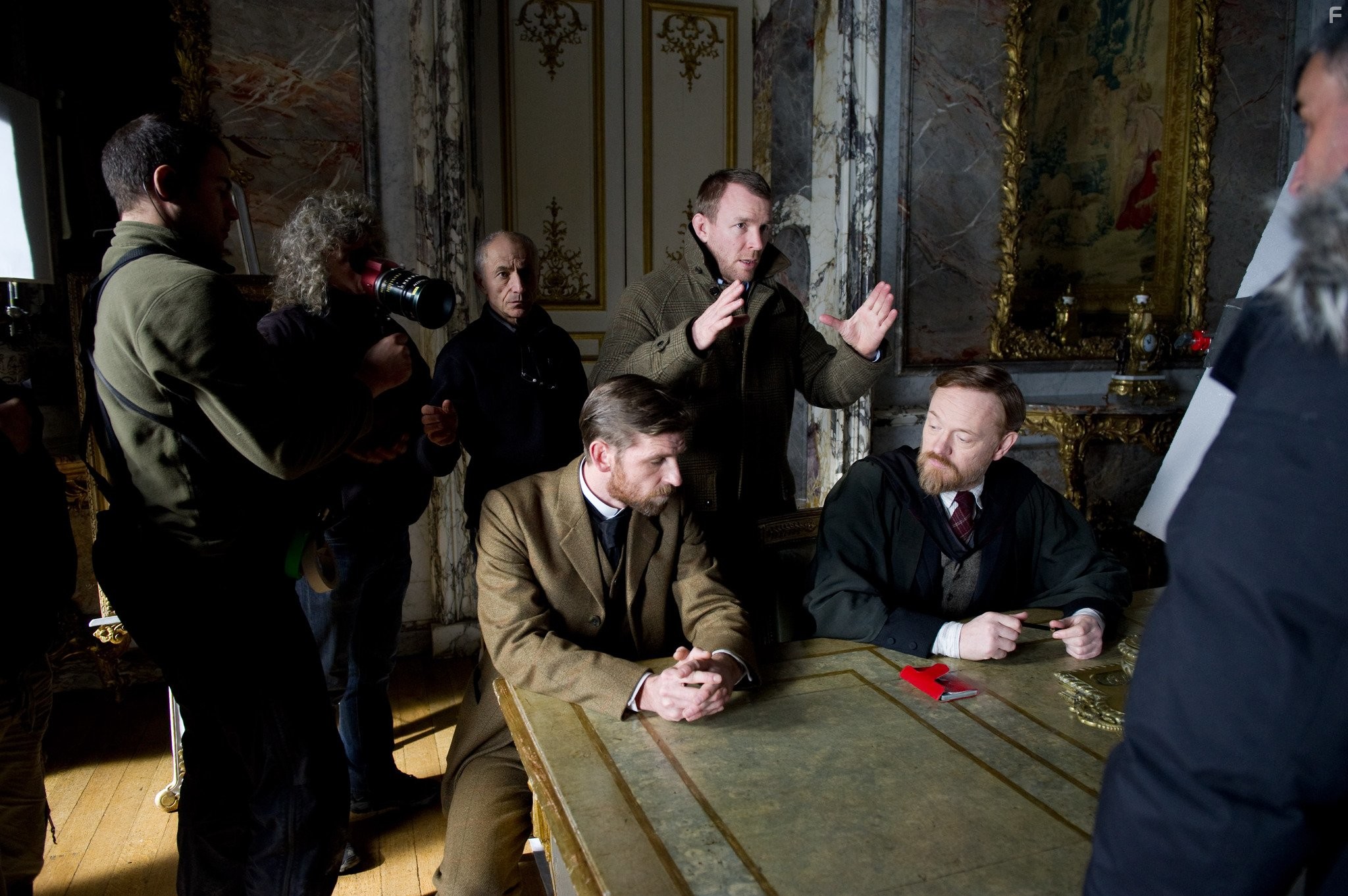 Guy Ritchie and Jared Harris in Шерлок Холмс: Игра теней (2011)