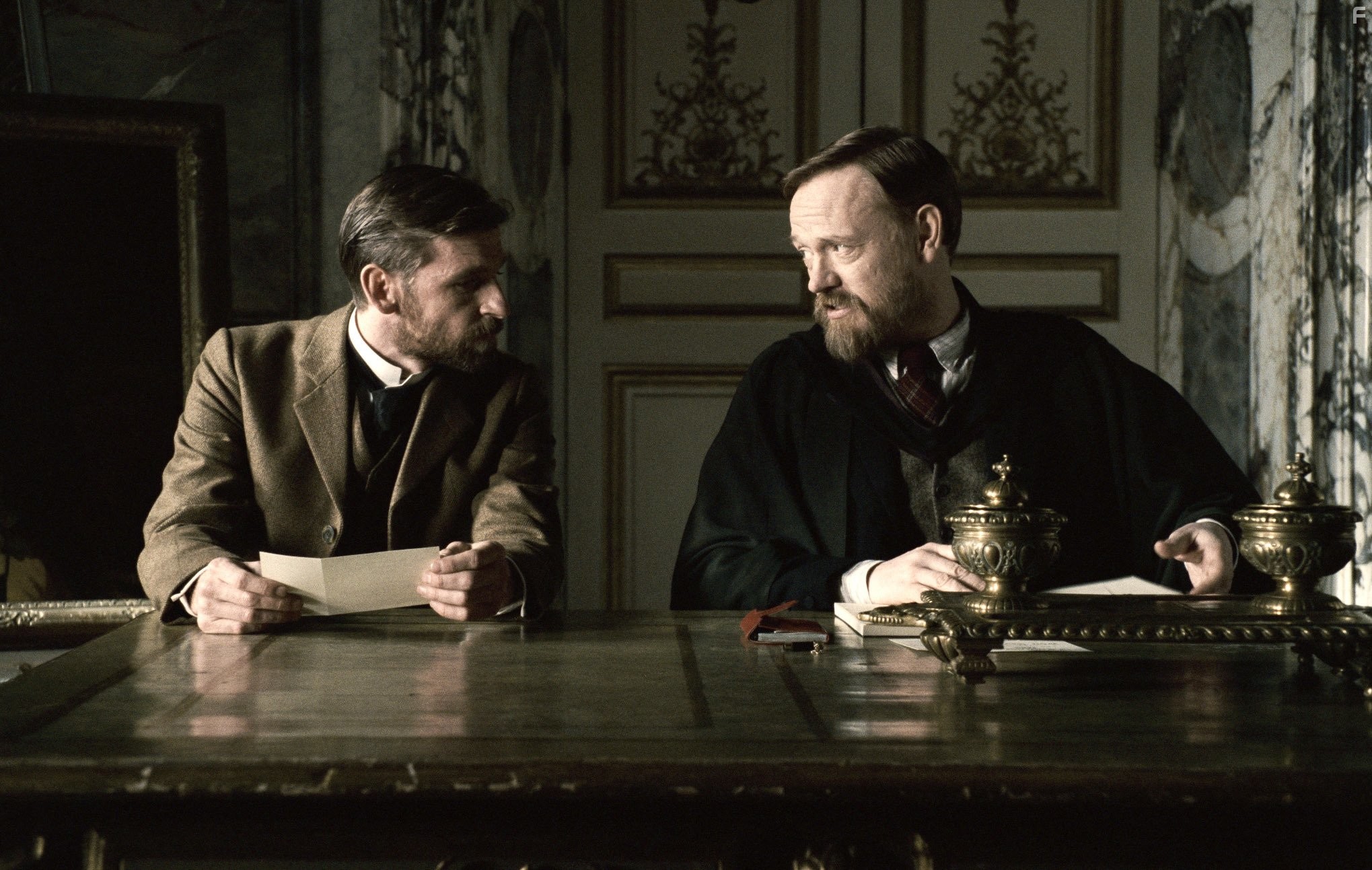Jared Harris and Sebastian Moran in Шерлок Холмс: Игра теней (2011)