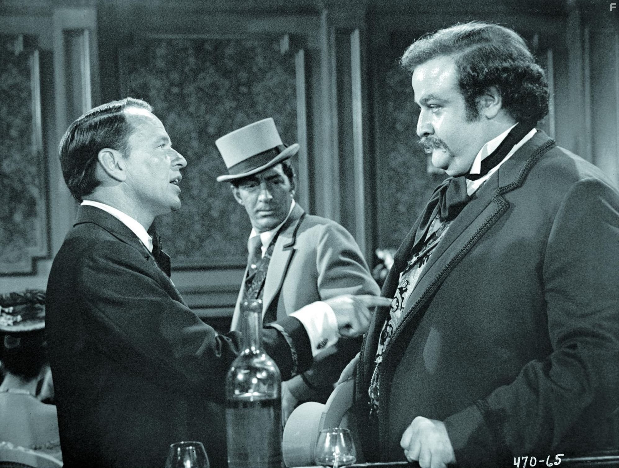 Frank Sinatra, Dean Martin, and Victor Buono in Четверо из Техаса (1963)
