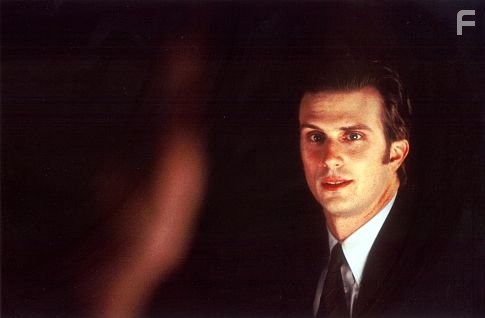 Frederick Weller in Бизнес незнакомцев (2001)