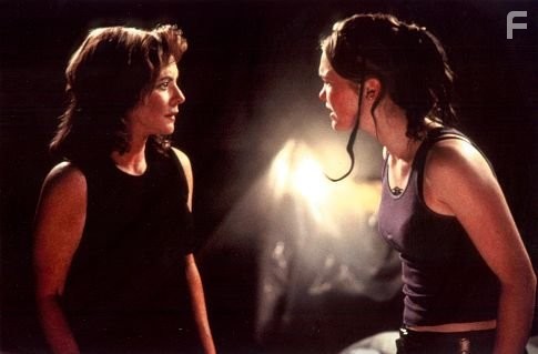 Stockard Channing and Julia Stiles in Бизнес незнакомцев (2001)