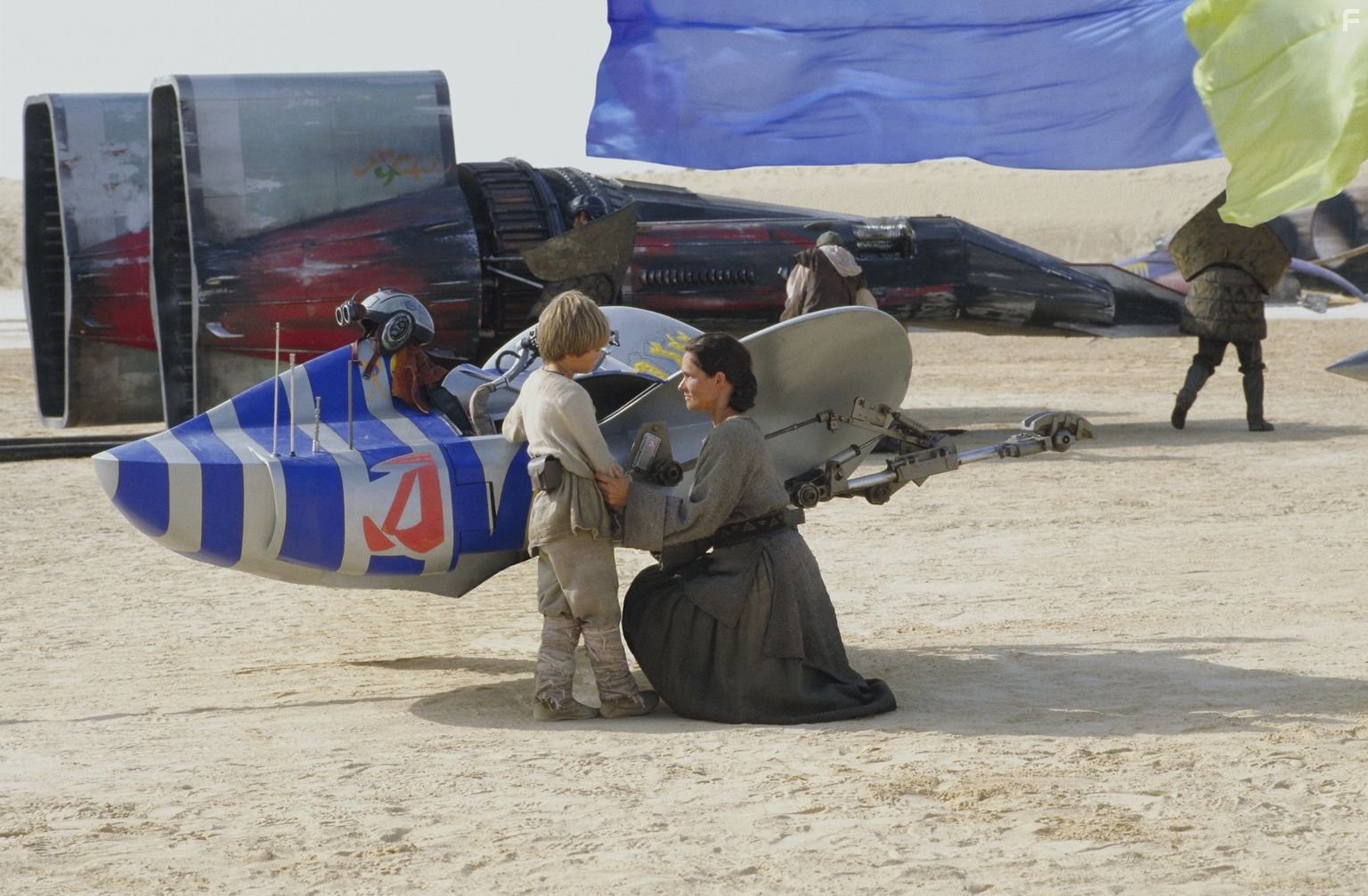 Pernilla August and Jake Lloyd in Звёздные войны. Эпизод 1: Скрытая угроза (1999)