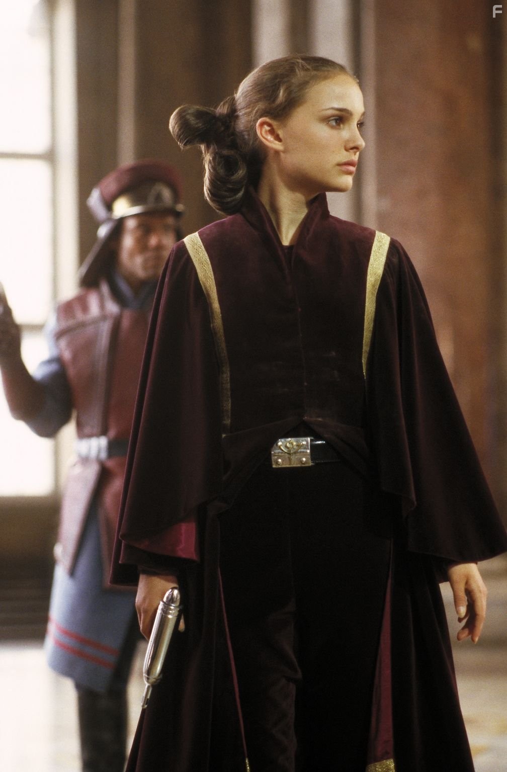 Natalie Portman and Hugh Quarshie in Звёздные войны. Эпизод 1: Скрытая угроза (1999)